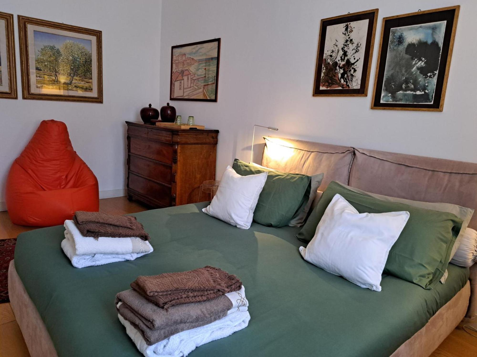Casa Mari - Free Secure Parking, Breakfast, Private Bathroom, Wifi, Garden, Aircon, 3 Min Walk To Metro And Train Station Милан Экстерьер фото